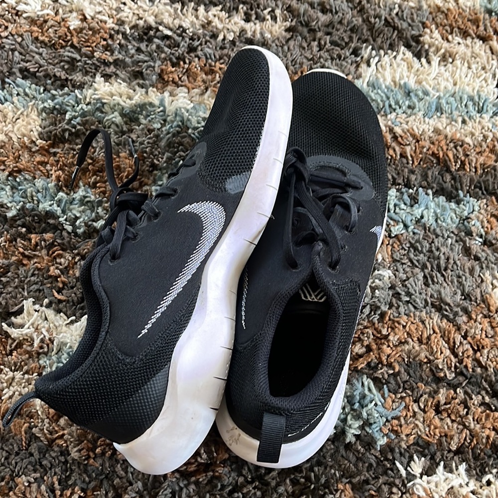 Women’s Nike tennis shoes